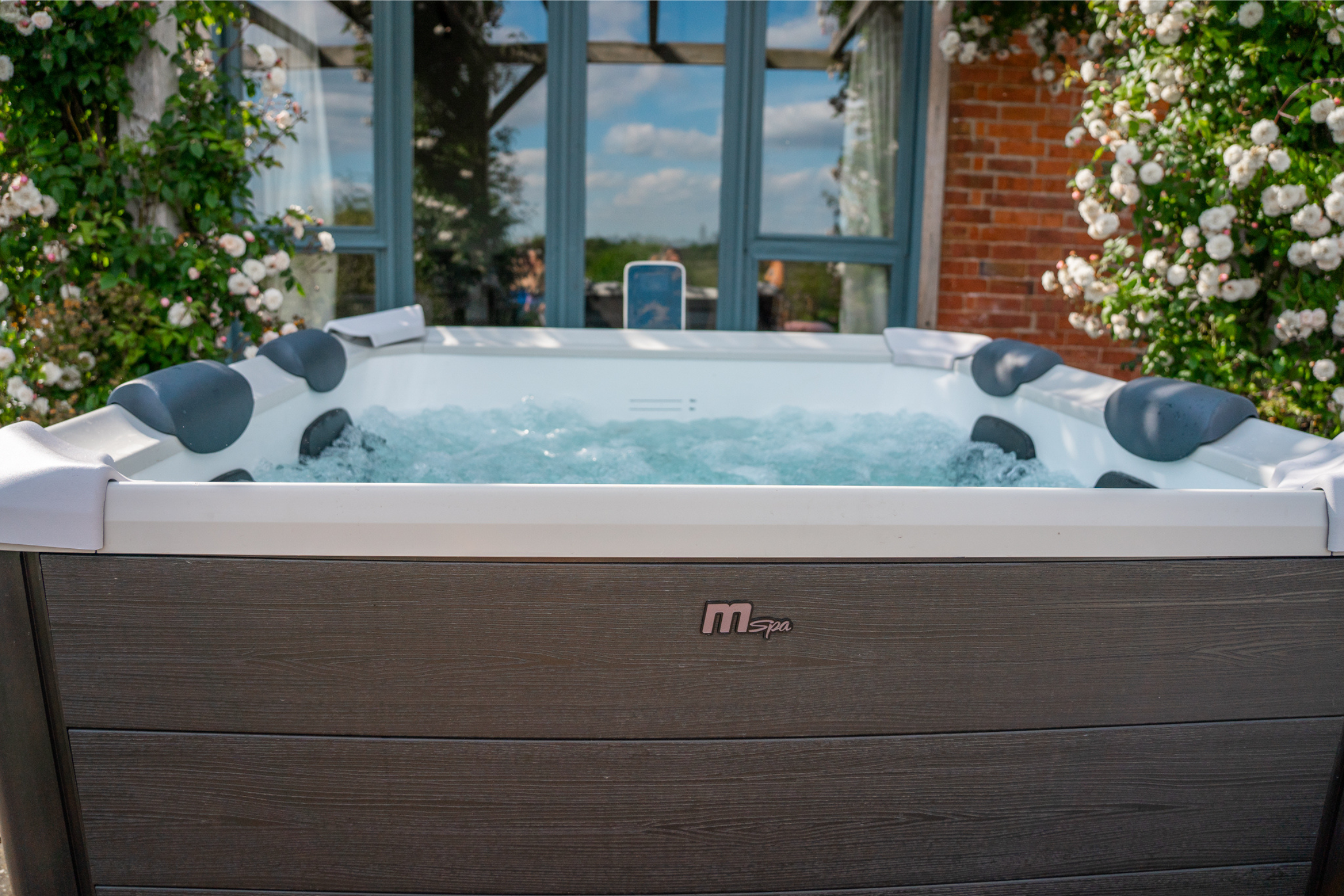 MSPA | OSLO | Frame Series | Rigid Hot Tub & Spa | Light up the night | Up to 6 Person